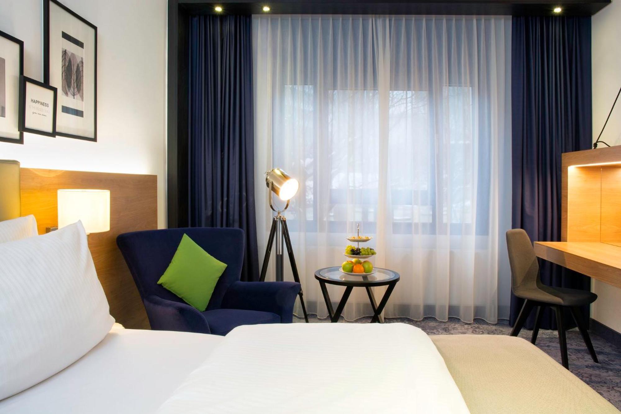 Chambre Lit Queen-Size Standard avec Baignoire et Douche Combinées